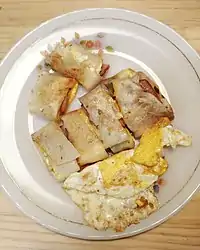 台湾朝食の一例。玉子と餅の鉄板焼き料理「卵餅」。