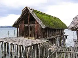 ドイツで石器時代の家を再現した杭上住居。プファールバウ博物館(ドイツ語版)(ウンターウールディンゲン杭上住居博物館)