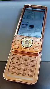 NTTドコモ FOMA D905i（2008年）。三菱の携帯端末の最末期機種
