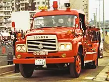 トヨタ・DA100型消防車。元藤沢市消防局所属火災保険号。ナンバープレートの上方にスターティング・ハンドルの差し込み穴が見られる。
