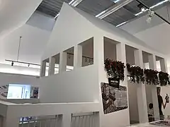 白い建物。