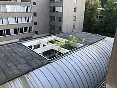 中庭の上。