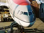 ノースウエスト航空のDC-10-30型機のコックピット回り。操縦席の窓の1つ(一番左側の窓)が航空機関士用の操作パネルで塞がれている