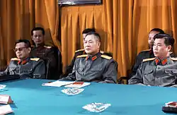 パリ和平会議に参加した北ベトナム軍高官。58式冬服を着用している。佐官と将官の襟章の違いに注目(中央:少将、両端:大佐)。(1973年2月2日)