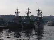 除籍後装備を下ろされ横須賀港内で係留される「さわゆき」(一番左)。廃艦後一時海上保安庁の巡視船への転用の話もあったが諸事情により立ち消えとなった。(2014年1月横須賀港にて撮影)