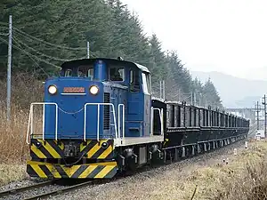 赤崎線の赤崎駅付近を走行する石灰石貨物列車。(2009年1月21日)