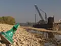 空になった運河、水が漏洩する経路となった、橋の末端にある損傷したシートパイル