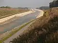 空になった運河をフィンヌムの橋から北へ見る、背後にB236号オルフェン-ゼルム間のアンダーパスのトンネル工事現場が見える