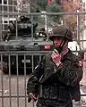 サラエヴォにて警備に当たるトルコ軍の兵士。M1ヘルメットに迷彩覆いと固定用バンドを着用。(1996年)