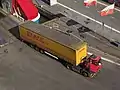 ヘルシンキでフェリーから降ろされるDHLのトレーラーを牽引するターミナルトラクター