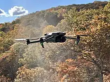 飛行中のDJI Mavic 3ドローン。