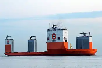 ドックワイズ社(en:Dockwise)のBOKAバンガード(en:BOKA Vanguard)（2012年進水。91,784 GT）は、#半潜水式重量物運搬船（セミサブ型ヘビーリフトシップ）であり、2012年以来現在（2020年時）における「世界最大の重量物運搬船」である。