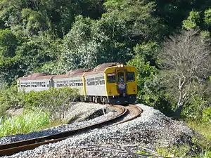 内湾線を走るDR2700型気動車(2006年10月)