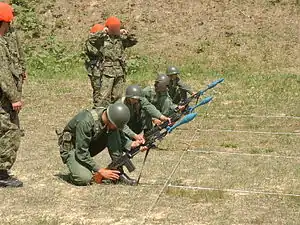 65式作業服を着用し、訓練を行う隊員