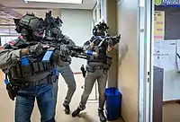 HK417(シミュニッション弾仕様)を構えて突入訓練を行うオランダ警察DSIの隊員