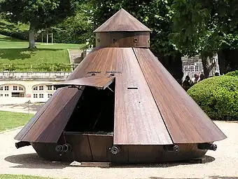 ダ・ヴィンチがデザインした装甲戦車が敷地内にある