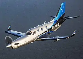 TBM 900 (2015年のEAA エアベンチャー・オシュコシュでウィネベーゴ湖上空を飛行)