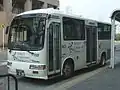地下鉄醍醐駅前バス停を発車する醍醐コミュニティバス（日野・リエッセ）