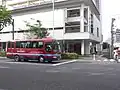 代官山の街を走るワインレッドの専用車両（SI7815）