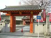 山門と寺標（2014年）