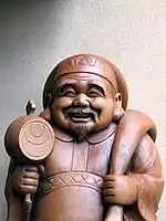 シヴァは仏教の神として取り入れられ、あるいは融合している。左: 日本の大黒天はシヴァと大国主が融合した神格である。右: 不動明王は恐ろしい姿で適応したシヴァである。