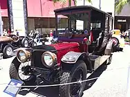 初代御料車と同型、ジョージ5世が使用した車。第1号御料車は基本的に同じものだが、ホイールはワイヤースポークではなく、小径のタイヤを木製スポークの頑丈なホイールに履かせている。ジョージ5世の車両の塗色であるロイヤルクラレット(Royal Claret)は、御料車の溜色(Japanese Imperial Red)よりも赤みが少ない。
