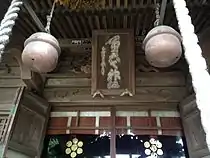 拝殿の扁額と神紋の「七曜紋」