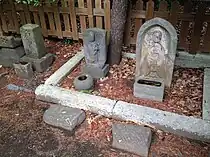 庚申塔と浮き彫りされた石仏庚申塔：寛政10年（1798年）のもの石仏：中央は青面金剛、右はかつて松が丘交差点付近にあった地蔵像