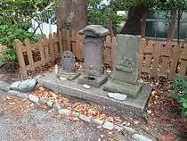 双体道祖神（左）と三猿庚申塔（右二つ）道祖神：文政3年（1820年）のもの庚申塔：中央は元禄2年（1689年）、右は延宝5年（1677年）のもの
