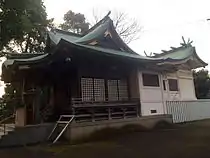 左側から拝殿と本殿