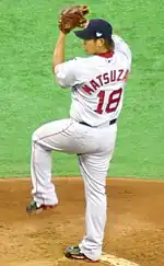 ワールドシリーズとWBCの両大会制覇を史上初めて達成したのは、松坂大輔である。写真はいずれも東京ドームで撮影されたもので、【左】2006年3月の第1回WBC1次ラウンドで、日本代表の先発投手としてチャイニーズタイペイ戦のマウンドに立つ【右】2008年3月、前年ワールドシリーズ覇者ボストン・レッドソックスの先発投手として、日本開催のMLBシーズン開幕戦に登板