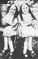 8歳当時のヒルトン姉妹