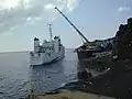 北大東島南大東島と同様に接岸せずに係留となる（2000年9月）