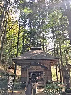 渓谷の近くにある抱返神社