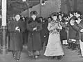 1954年、ダライ・ラマ14世（右）とパンチェン・ラマ10世（中央）を迎える鄧小平
