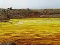 周囲の温泉と現地の兵隊（人とのサイズ比較）