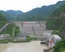 碧口ダムの遠景