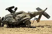 着陸に失敗して横転したAH-64機体は原型を留めているのが分かる（2003年）