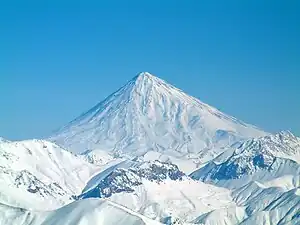 イラン最高峰、ダマーヴァンド山 (標高: 5604 m)