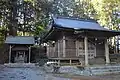熊野三社（左）と拝殿（右）