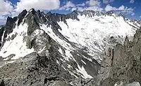 ダンマ氷河の上流部。なお、後ろに見える山がダンマシュトックである。