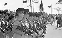 第3次中東戦争で獲得したシナイ半島に新設された軍事基地兼入植地のシナイ・ディクラでUZIを手に整列するイスラエル国防軍の女性兵士（1969年7月13日）