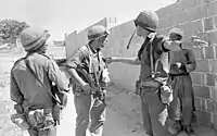 ガザ地区でテロリスト捜索をするイスラエル国防軍の兵士。中央の兵士は木製ストック付きUZIを持っている。（1969年）