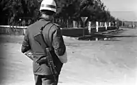 木製ストック付きのUZIを肩に掛け、街路を警戒するイスラエル国防軍の憲兵（1969年）