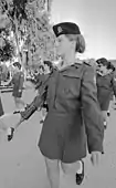 通信兵課程を修了しUZIを手に行進するイスラエル国防軍の女性兵士（1969年）
