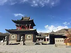 丹噶爾古城の火祖閣。右奥の山頂は北極山群廟