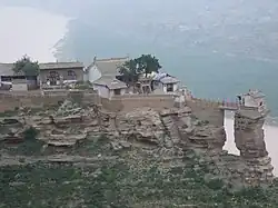 香炉寺の遠景。黄河の対岸は山西省呂梁市臨県