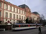 高床式車両との連結運転も可能である(2006年撮影)