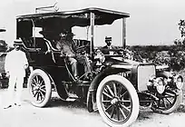 ダラック号(1905年)。1908年8月の遠乗り会時の写真。威仁親王が運転席に座り、白服を着た吉田真太郎が車外に立っている。