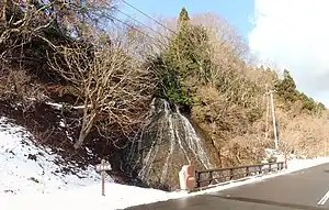 達磨様に似た形状の岩塊を流れる渓流瀑。だるま滝。